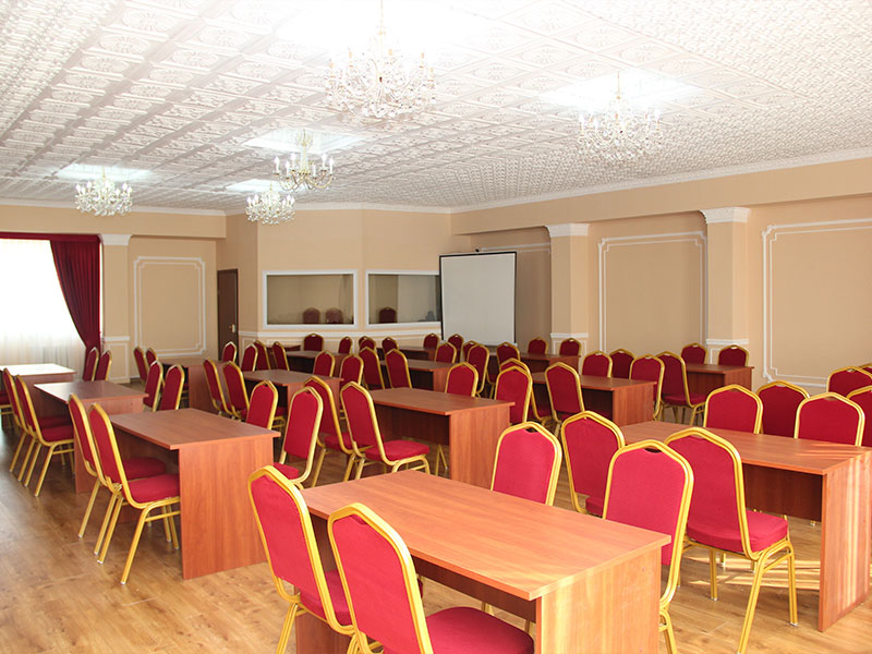 Free reorganization of tables and chairs allows for a variety seating arrangements for the participants
