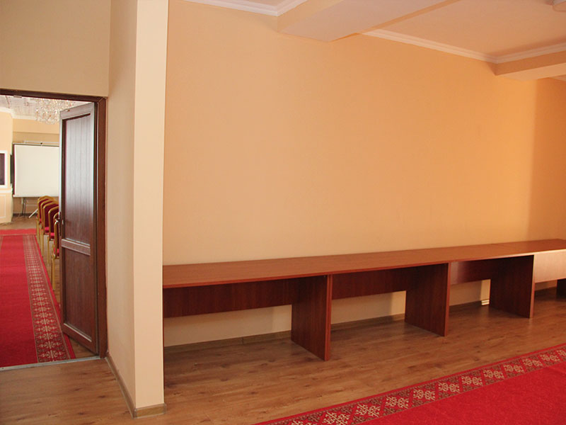 The lobby in front of the conference room can be used both for the registration of participants and for coffee breaks