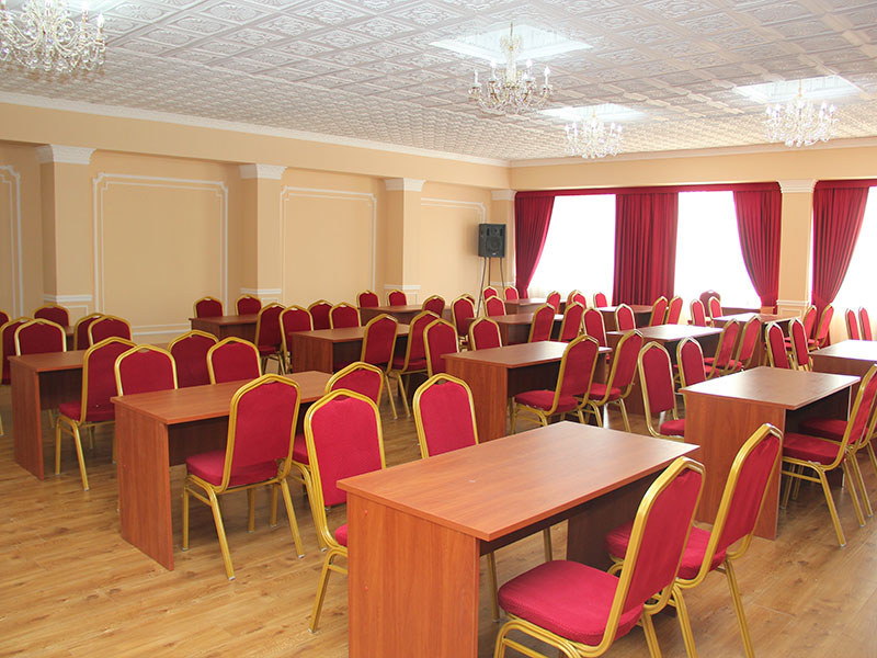 Free reorganization of tables and chairs allows for a variety seating arrangements for the participants