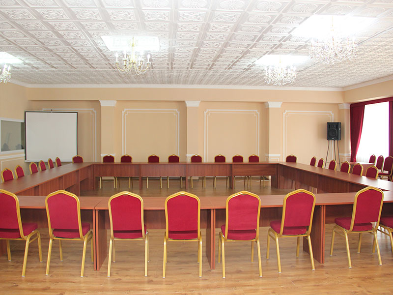 Free reorganization of tables and chairs allows for a variety seating arrangements for the participants