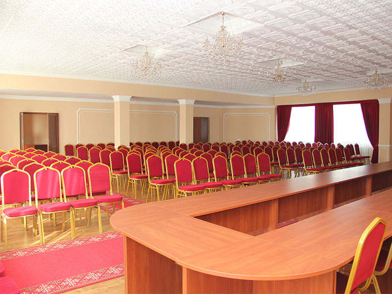 Free reorganization of tables and chairs allows for a variety seating arrangements for the participants