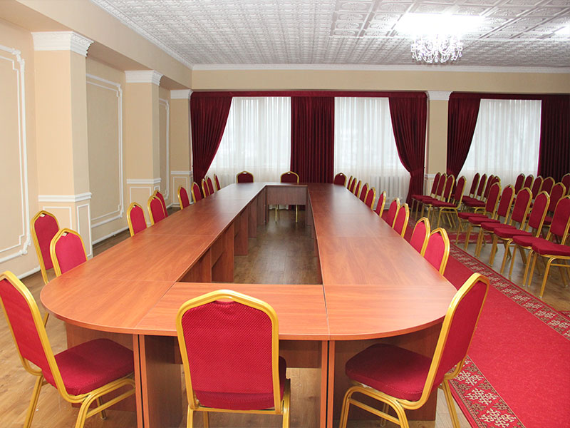 Free reorganization of tables and chairs allows for a variety seating arrangements for the participants