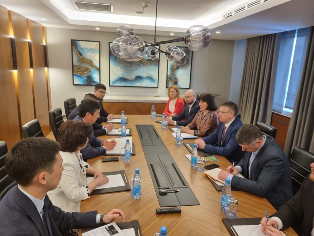 The President of the Kyrgyzstan Chamber of Commerce and Industry met with a delegation from the Omsk region, represented by the Deputy Minister of Economics and the President of the Union of Chambers of Commerce and Industry.